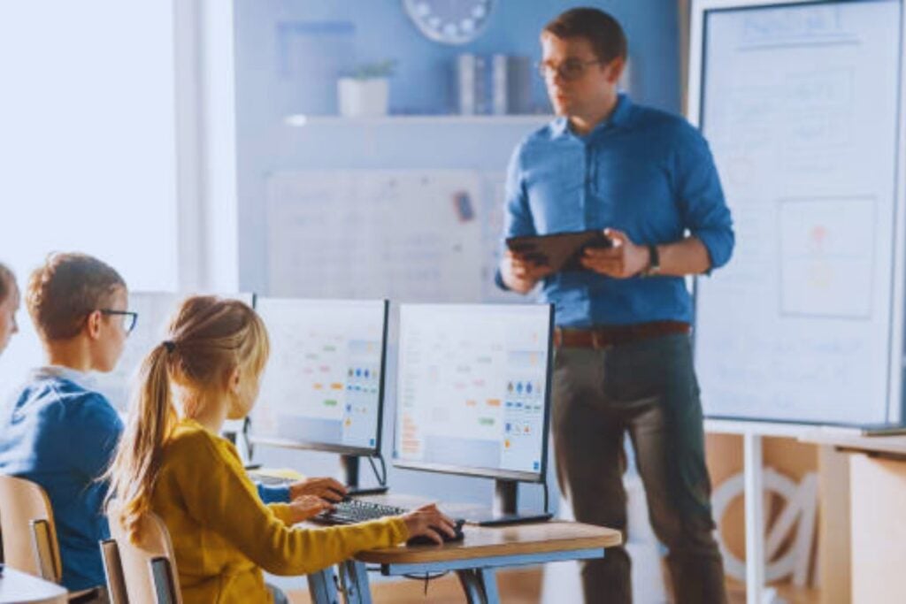 China redefine la educación del futuro: así será la enseñanza obligatoria de inteligencia artificial desde los 6 años