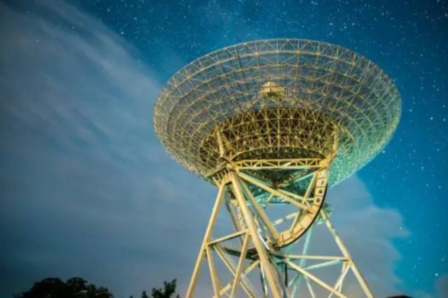 Una estrella muerta, un planeta destruido y una señal que la Tierra escuchó durante 40 años