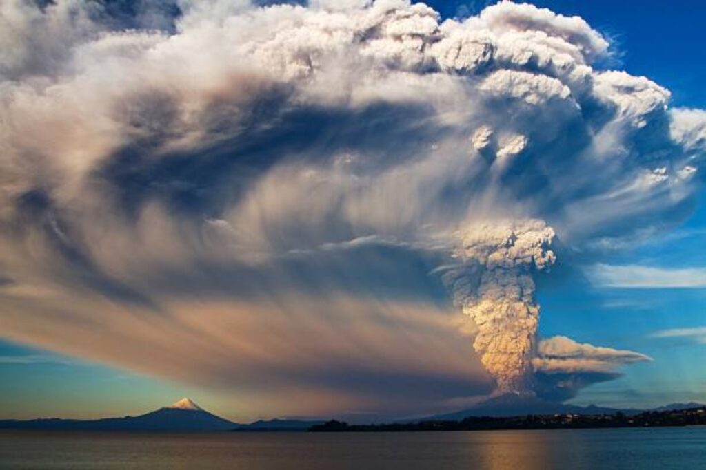 Una nube de ceniza de 4 kilómetros y una alerta que no cesa: el volcán Kanlaon vuelve a estremecer Filipinas