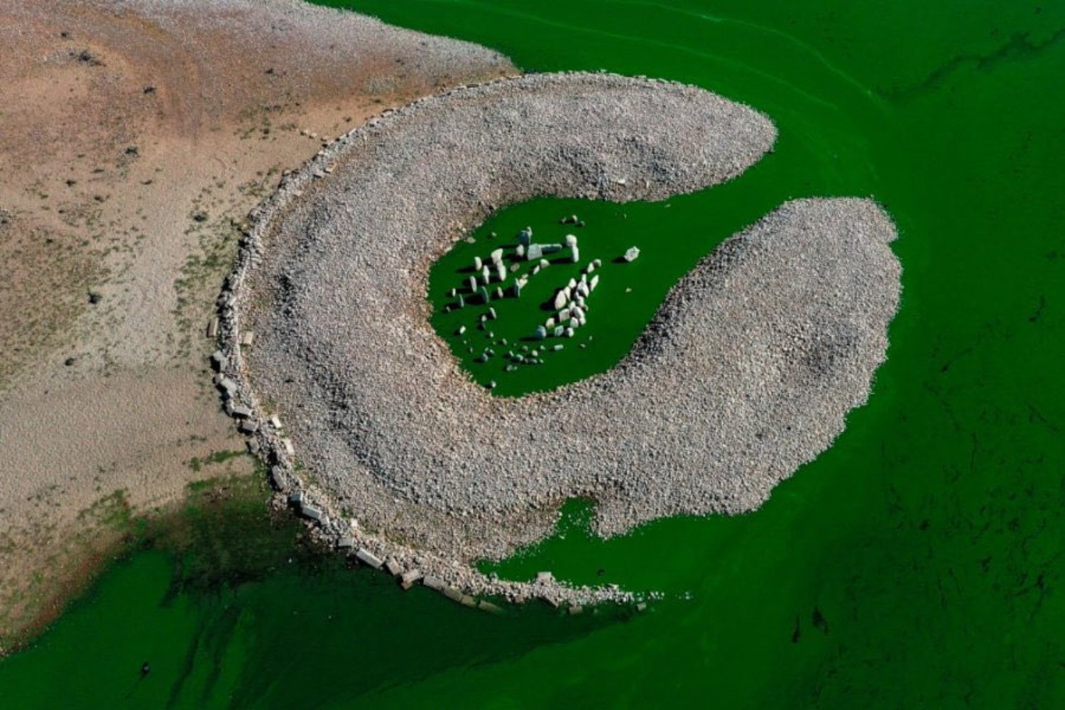El Stonehenge español que aparece y desaparece bajo el agua: el misterio sumergido de Extremadura