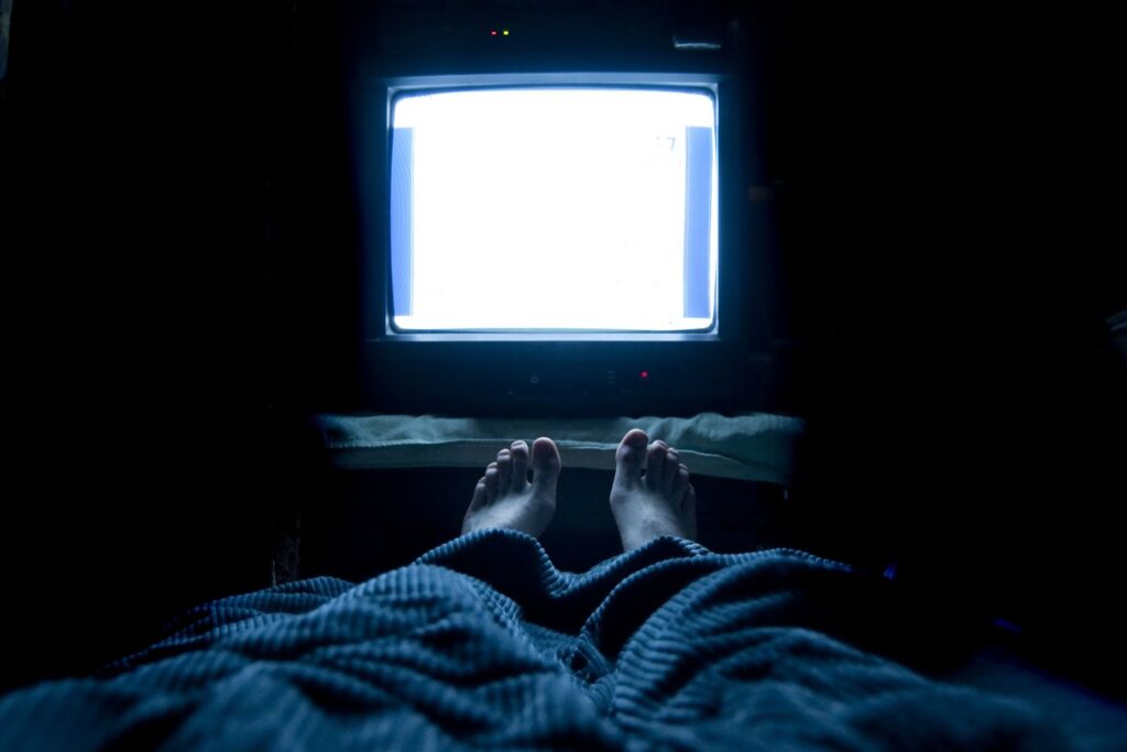 dormir con television