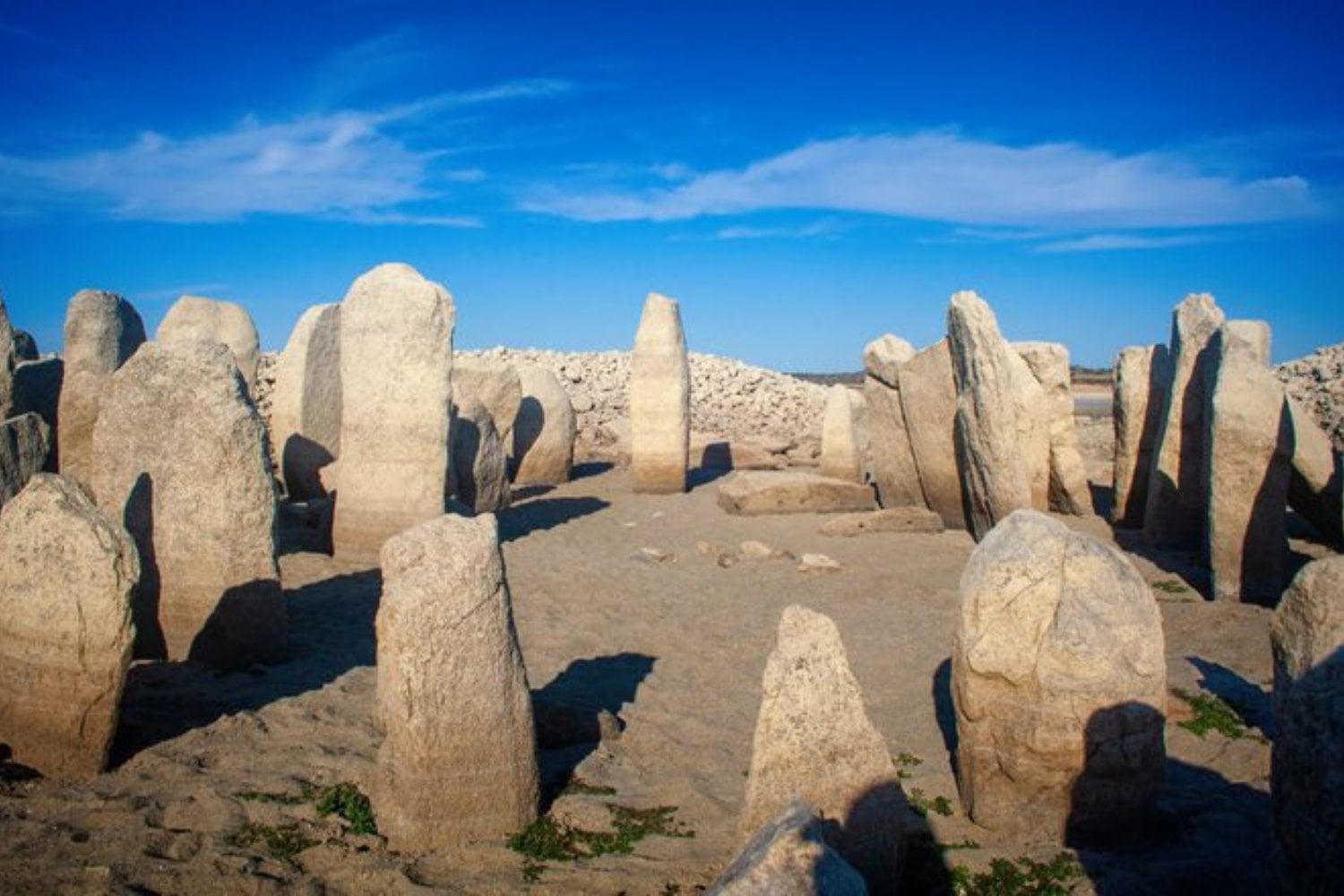 El Stonehenge español que aparece y desaparece bajo el agua: el misterio sumergido de Extremadura