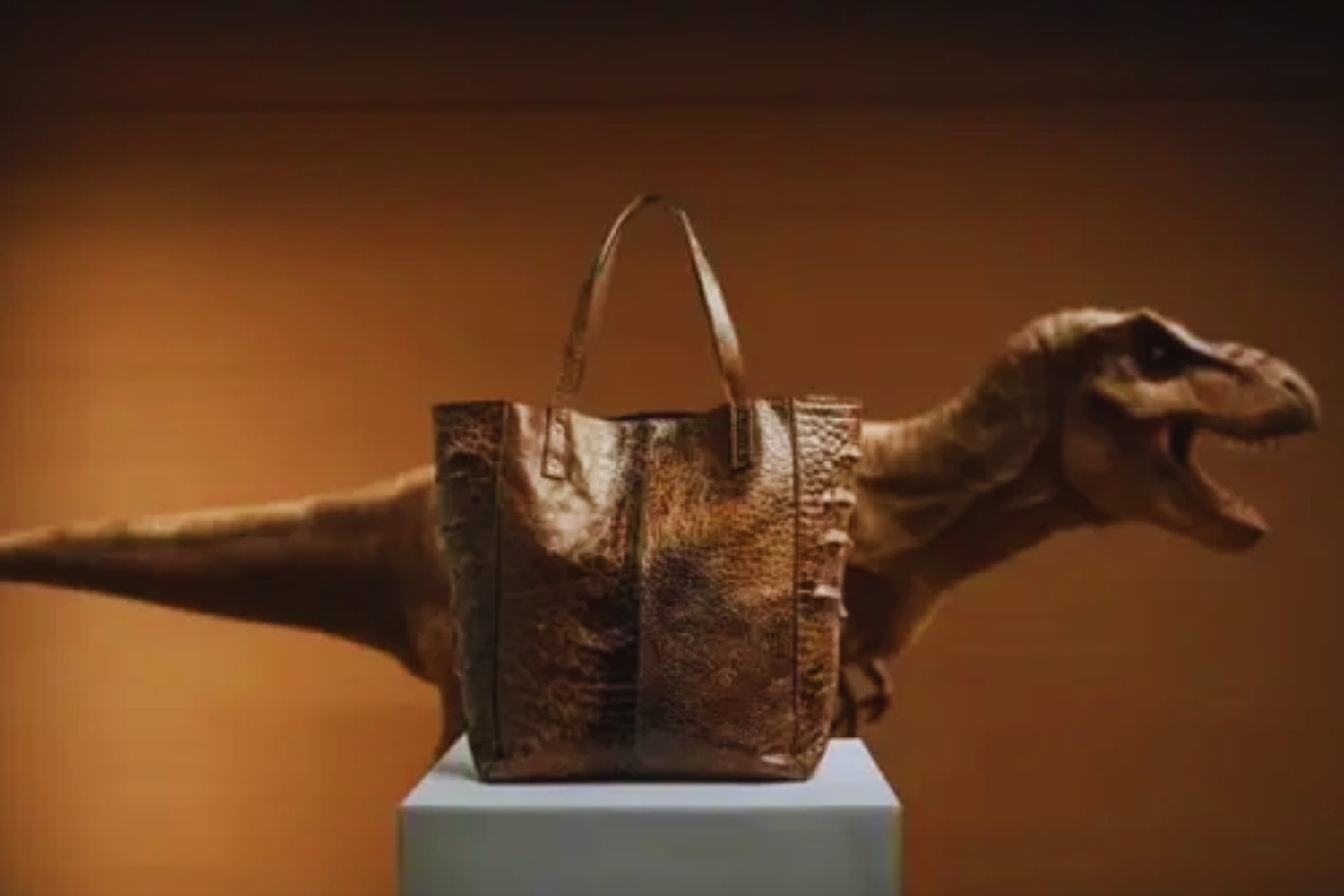 Crean cuero de Tyrannosaurus rex: el material de lujo que viene del pasado