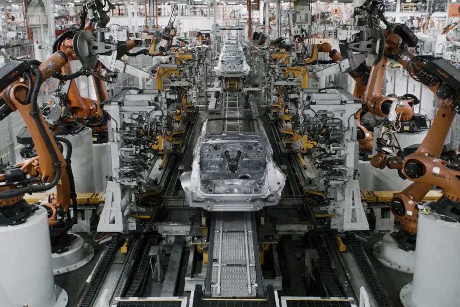 Lo que BMW está haciendo con robots humanoides cambiará la forma en que se fabrican los coches