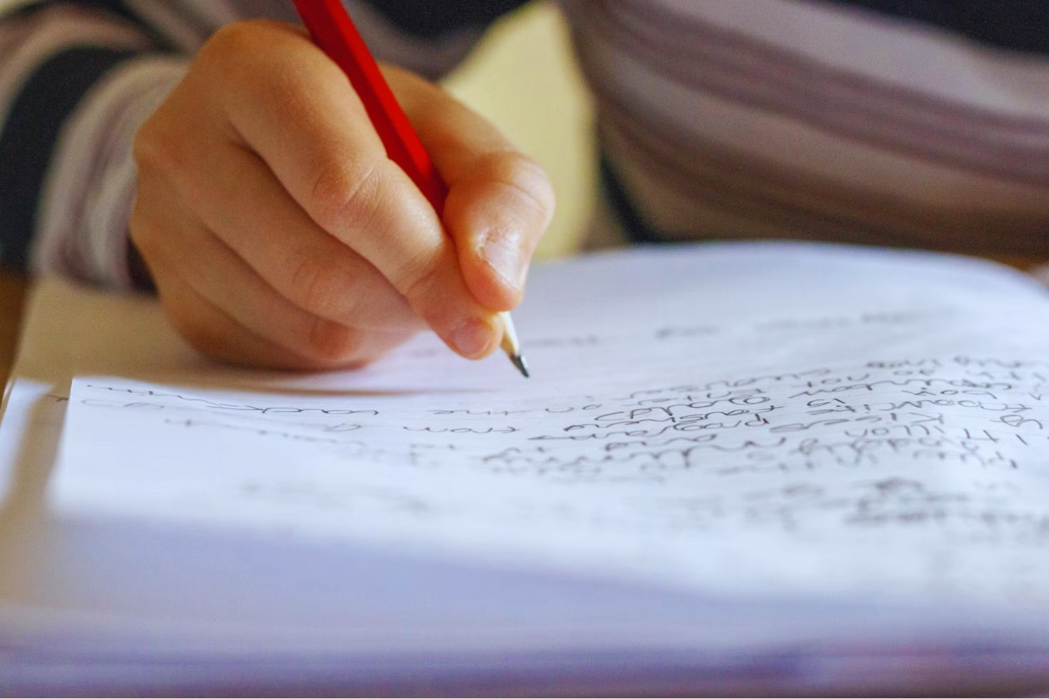 Por qué escribir a mano sigue siendo esencial para tu memoria y tu mente en la era digital