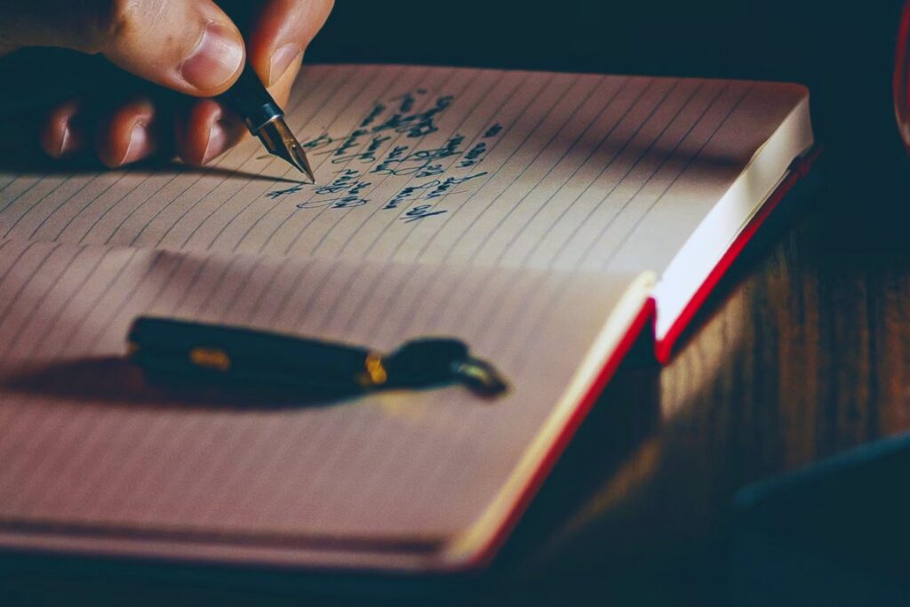 Por qué escribir a mano sigue siendo esencial para tu memoria y tu mente en la era digital