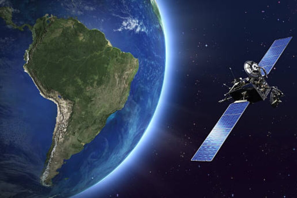 El bache invisible que amenaza el espacio: la inquietante anomalía detectada entre Latinoamérica y África