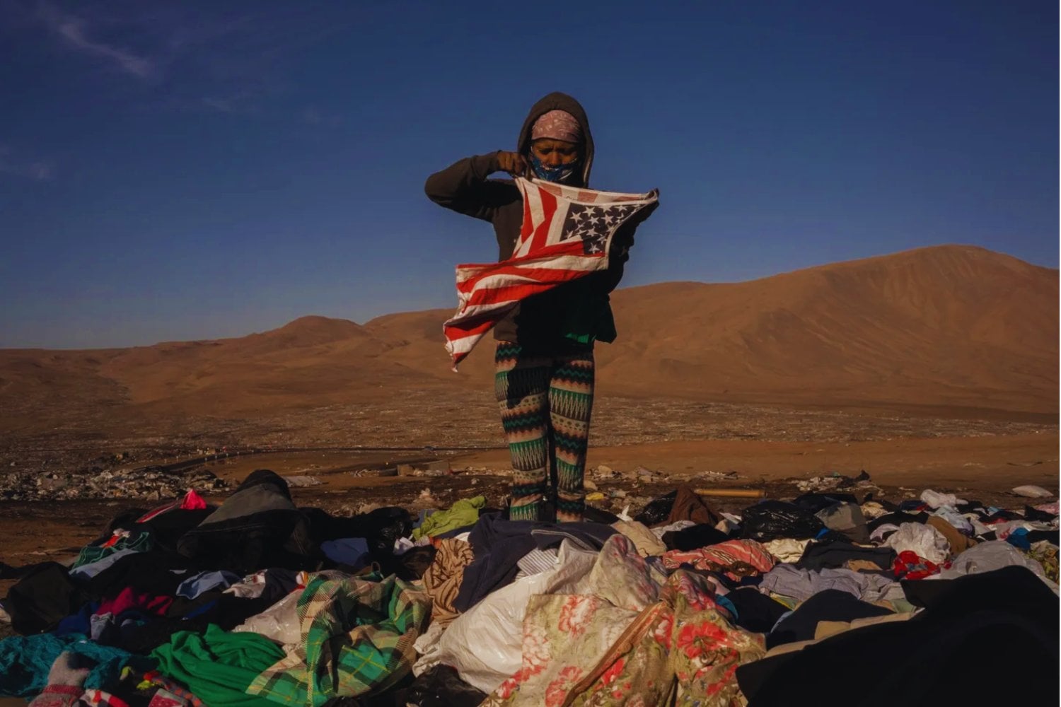 El desierto que viste gratis al mundo: ropa de marca a 0 euros desde el vertedero más insólito del planeta