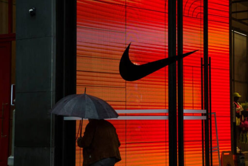 Nike tambalea ante los aranceles de Trump: el costo de producir en Vietnam ya no es sostenible