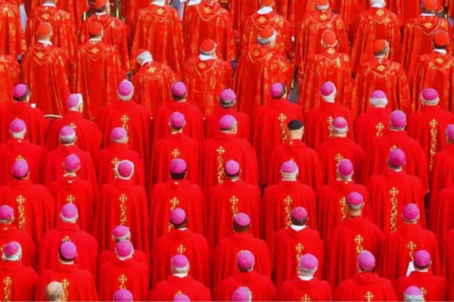 El cardenal que desafía al Papa: el inesperado choque que marca el inicio del cónclave