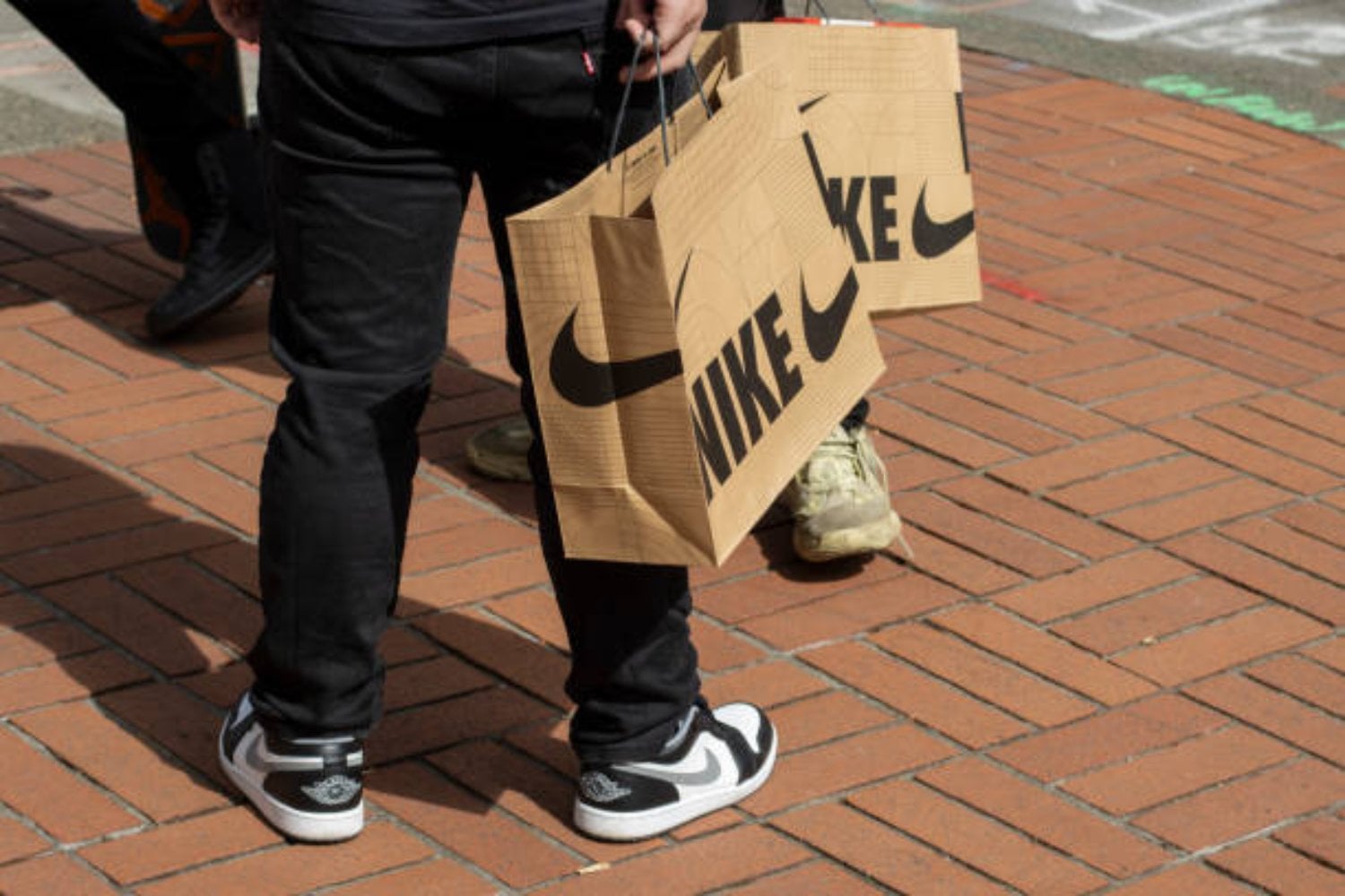 Nike tambalea ante los aranceles de Trump: el costo de producir en Vietnam ya no es sostenible