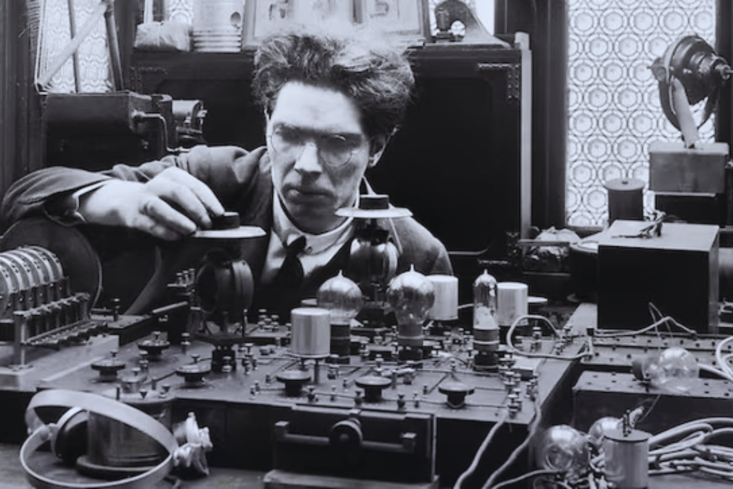 Archibald Montgomery Low, el «Nostradamus de la Ciencia» acertó: sus predicciones para 2025 ya empiezan a cumplirse