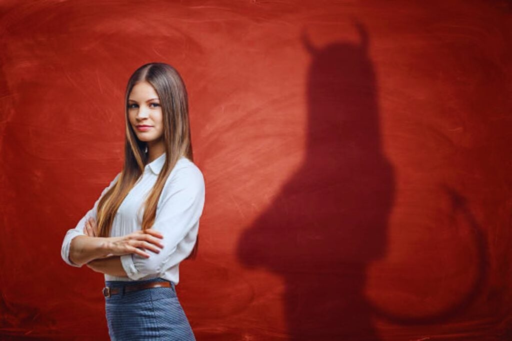 Detectar a alguien malo y peligroso nunca fue tan fácil: La señal silenciosa que revela su verdadera cara
