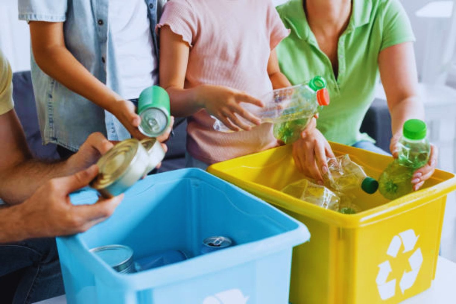 La gran mentira del reciclaje: lo que no te han contado sobre el plástico que separas con tanto esmero