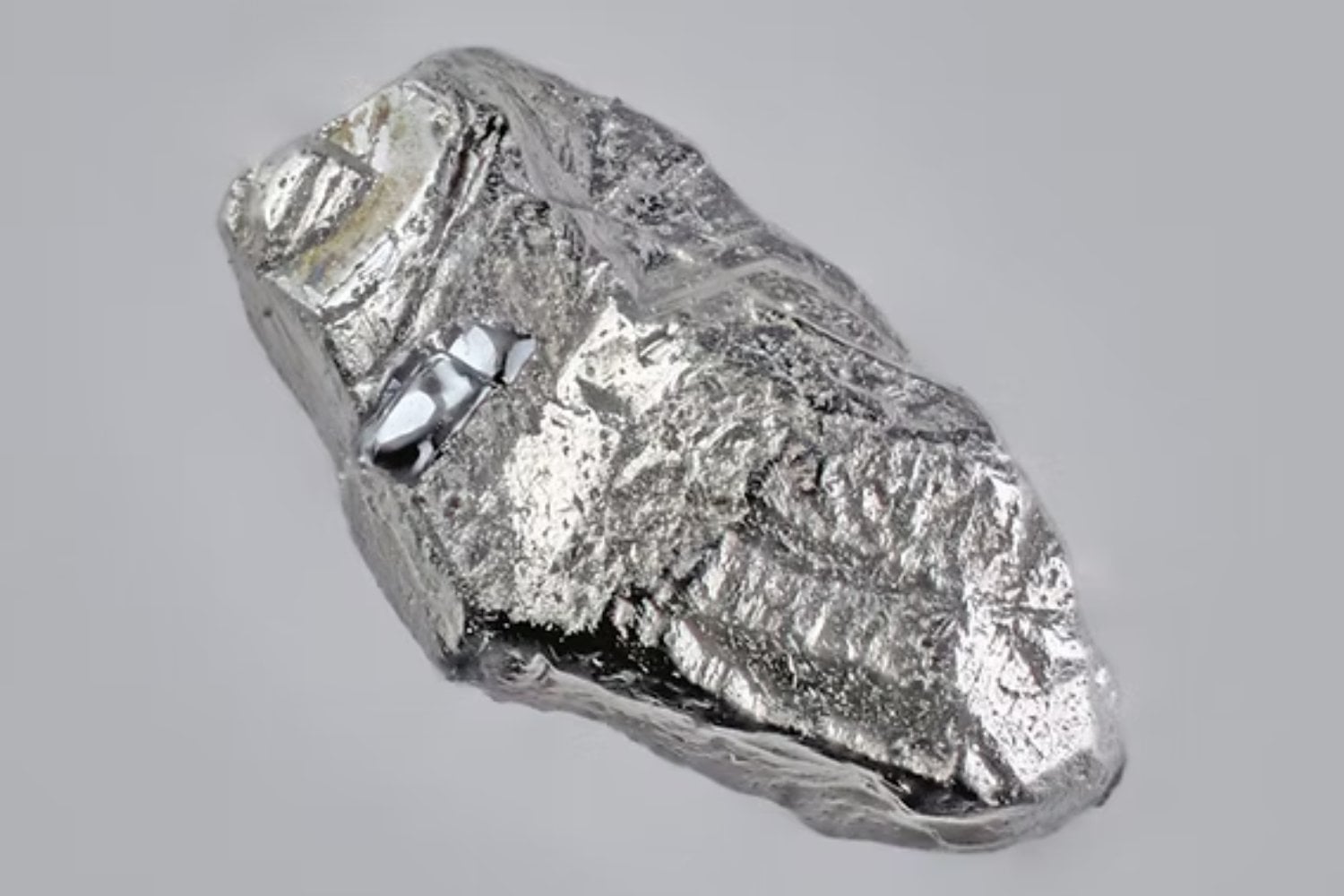El hallazgo que nadie esperaba: el mineral natural que desafía lo imposible en la conducción eléctrica