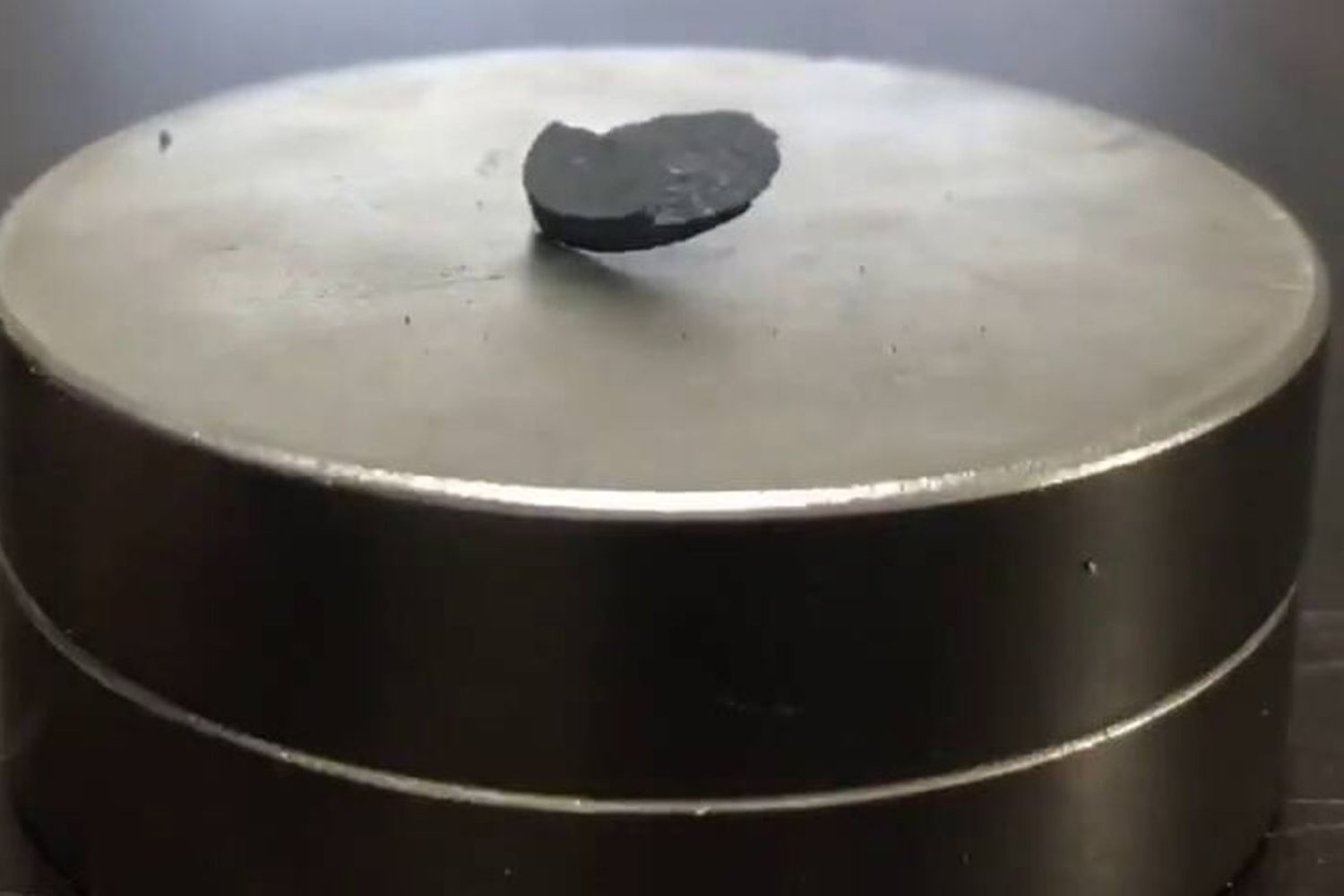 El hallazgo que nadie esperaba: el mineral natural que desafía lo imposible en la conducción eléctrica