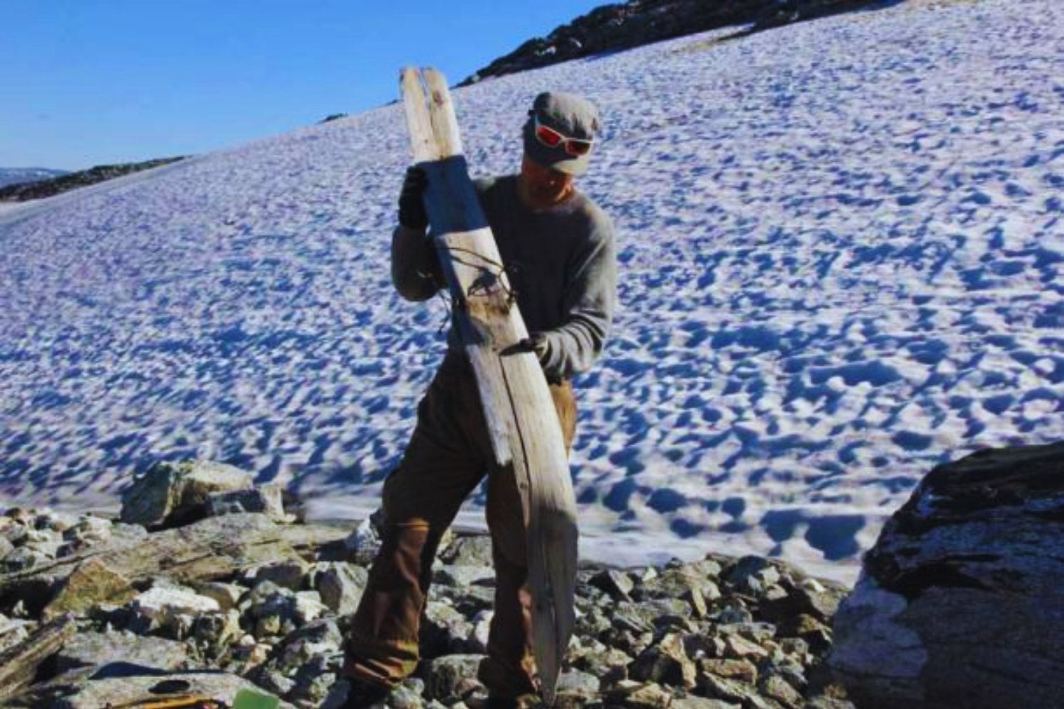 El deshielo revela un esquí de 1.300 años: un hallazgo que reescribe la historia del esquí en Noruega