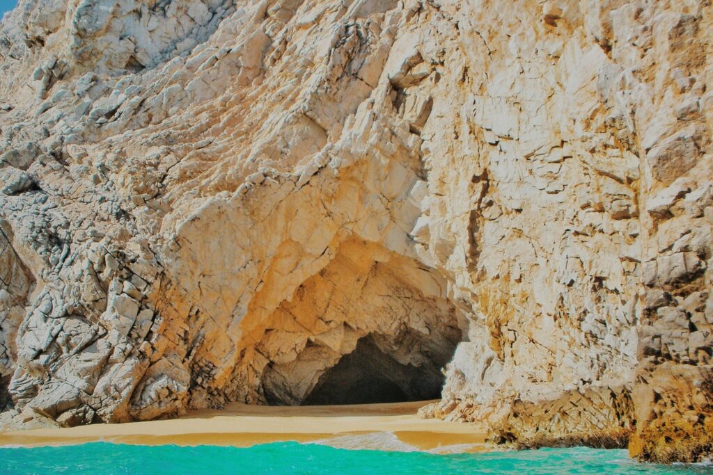 Ofrendas Prehispanicas En Una Cueva De Mexico
