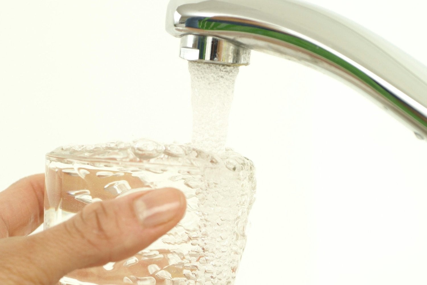 Descubren algo inesperado en el agua del grifo que podría cambiar lo que crees sobre tu salud