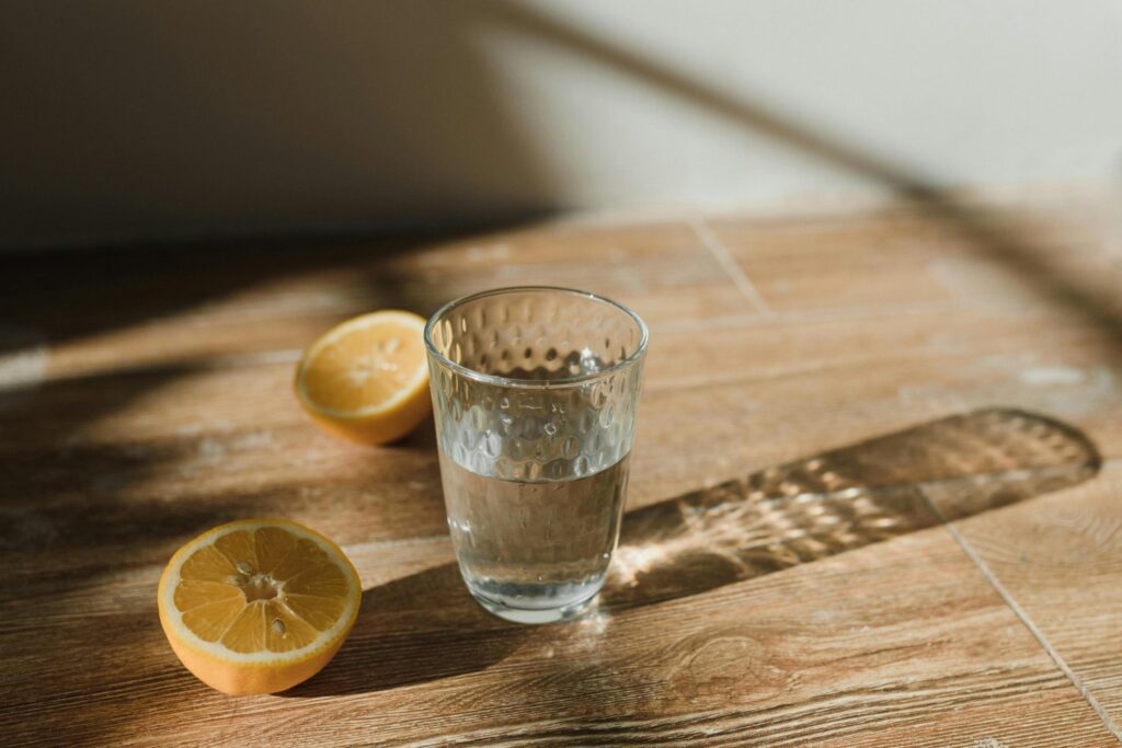 cuando se trata de algo tan sencillo como beber un vaso de agua templada con limón, el esfuerzo desaparece.