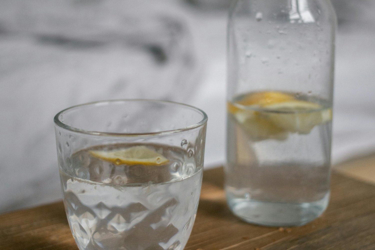 cuando se trata de algo tan sencillo como beber un vaso de agua templada con limón, el esfuerzo desaparece. 