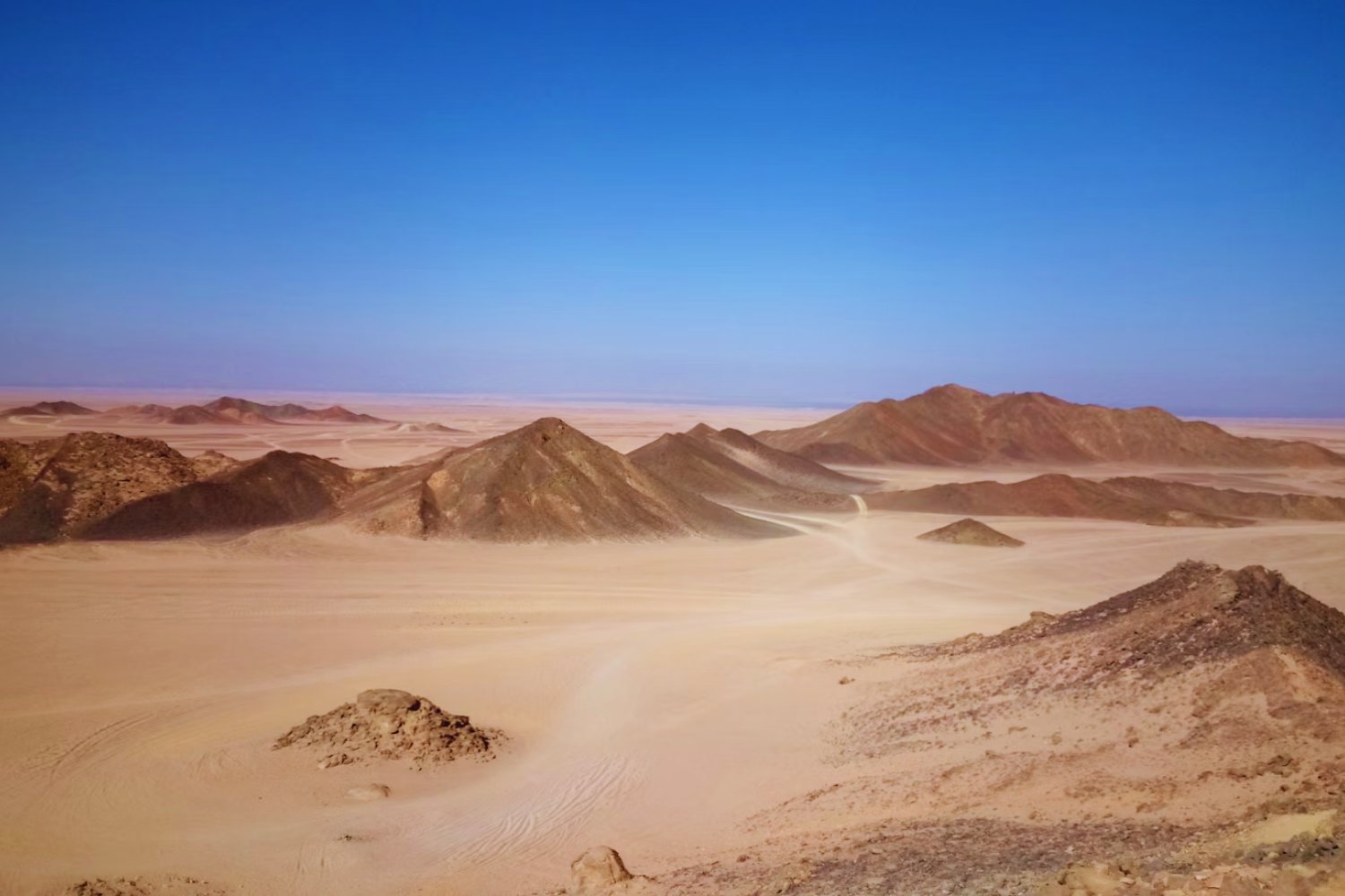 El misterio blanco en la cima del Sahara: una imagen de la NASA revela lo que nadie esperaba sobre un volcán extinto