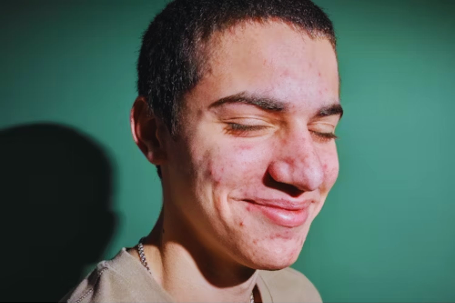 Los 8 comportamientos que delatan a un hombre emocionalmente inmaduro (y cómo protegerte)