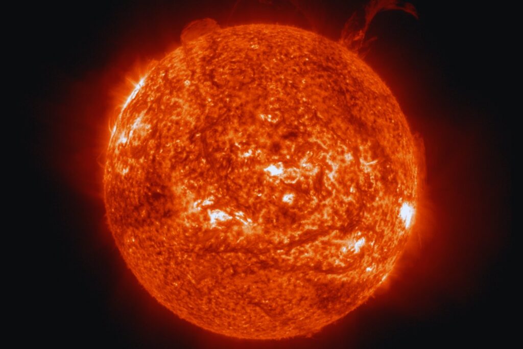 El Sol lanza una erupción de casi un millón de kilómetros: el estallido más inquietante del año