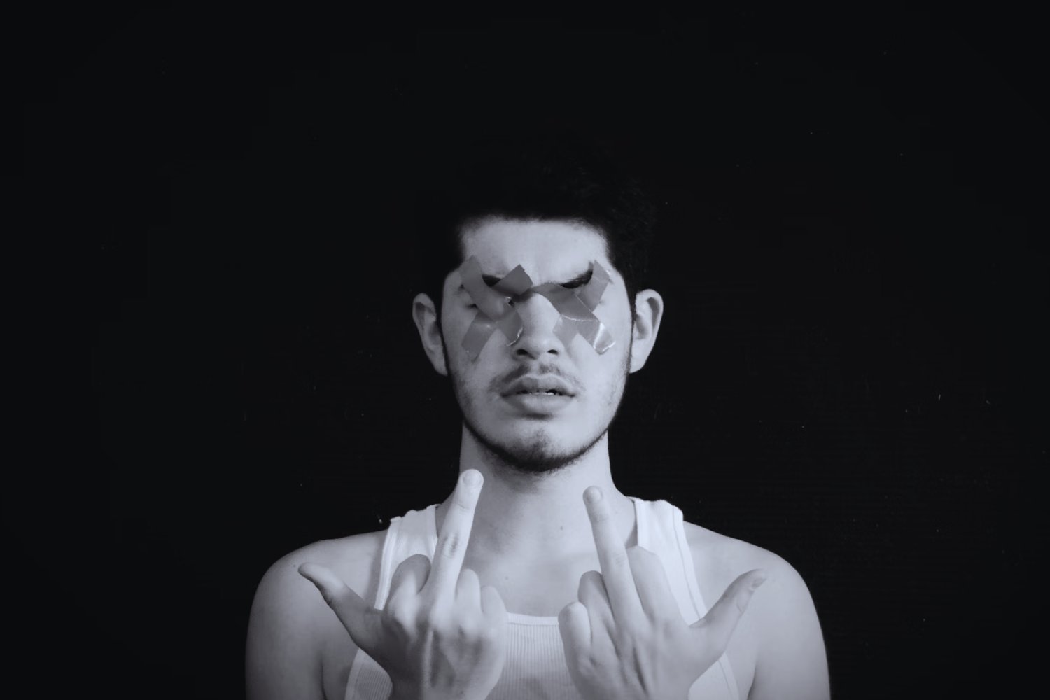 Los 8 comportamientos que delatan a un hombre emocionalmente inmaduro (y cómo protegerte)