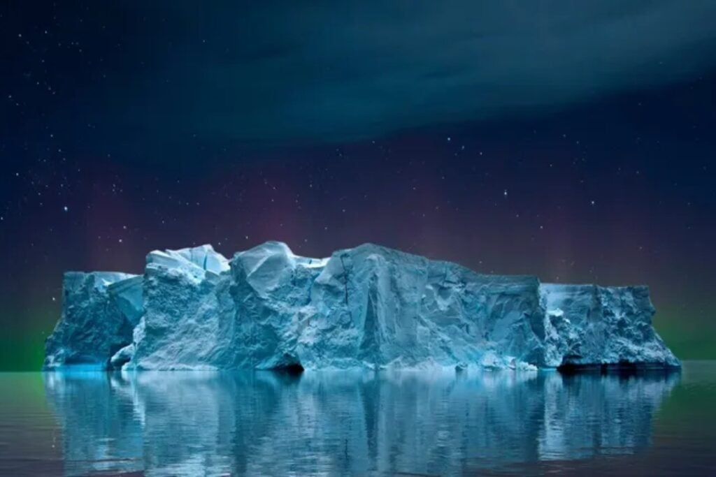 El gigante atrapado: el iceberg más grande del mundo se deshace en silencio bajo un cielo de hielo estrellado