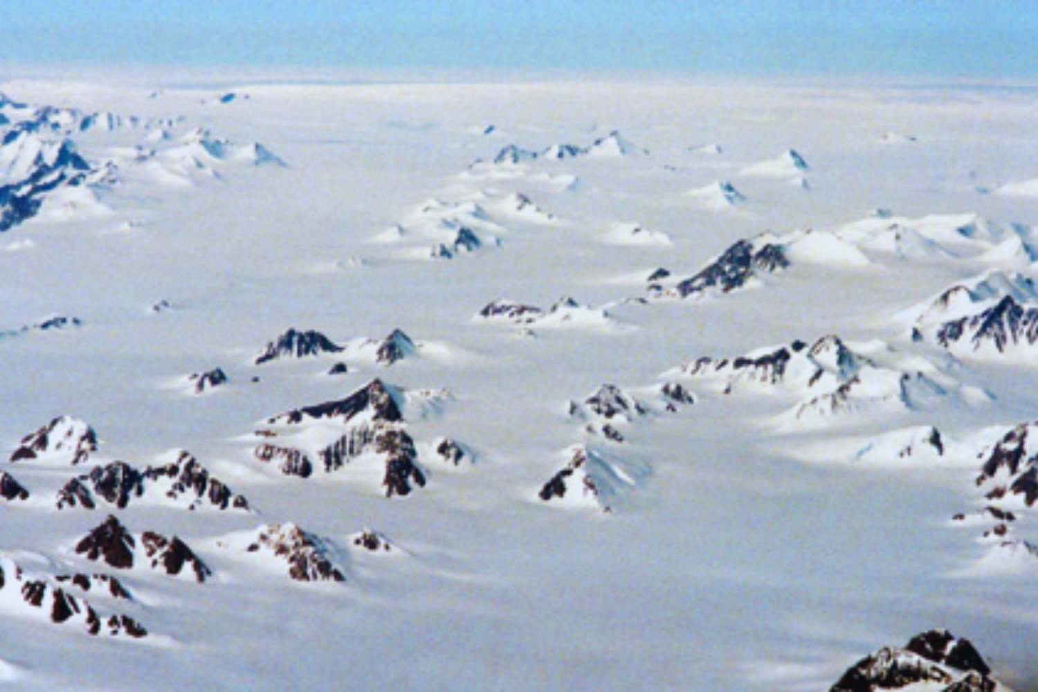El enigma bajo el hielo: ¿qué se oculta tras la pirámide antártica que desafía a la ciencia?
