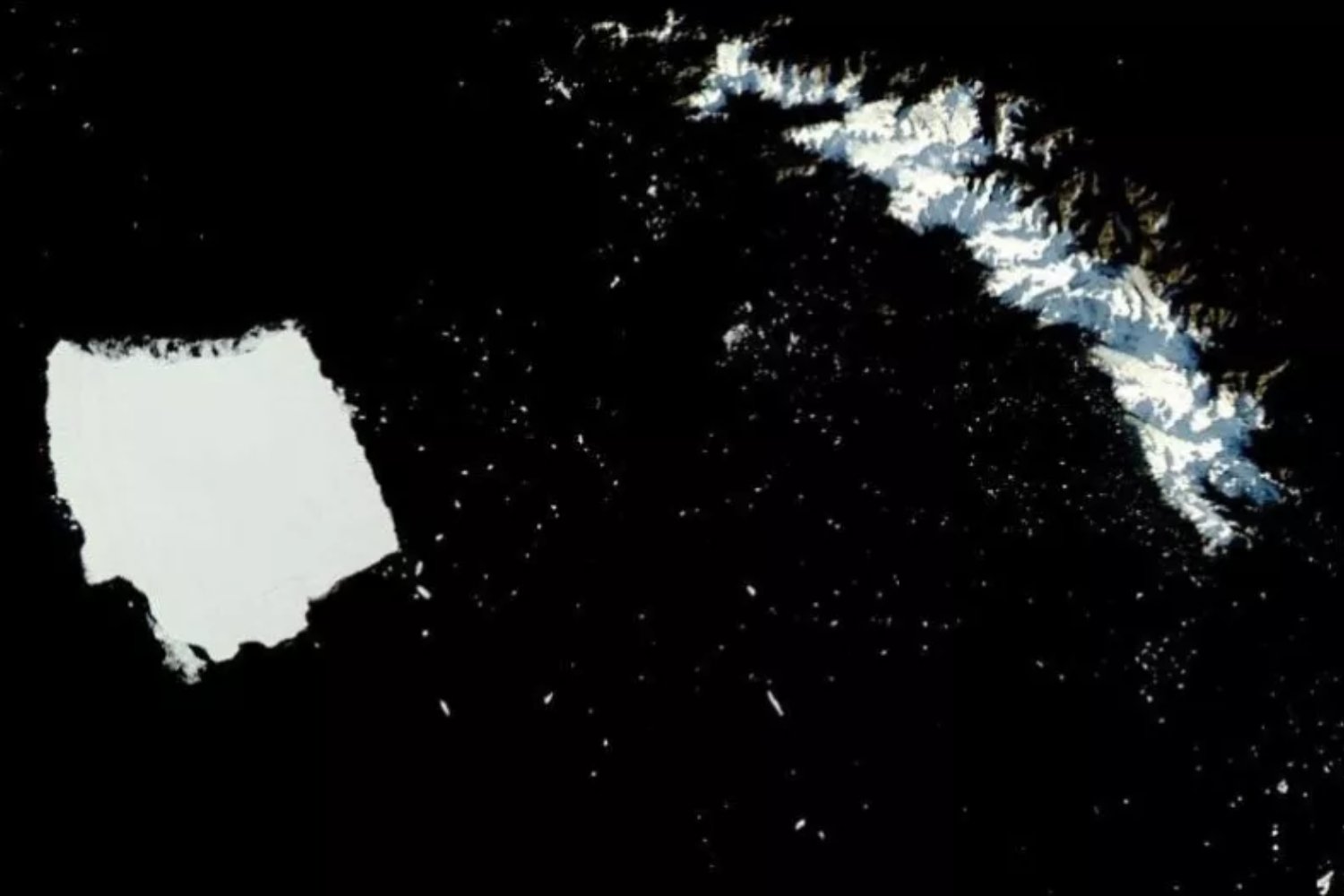 El gigante atrapado: el iceberg más grande del mundo se deshace en silencio bajo un cielo de hielo estrellado
