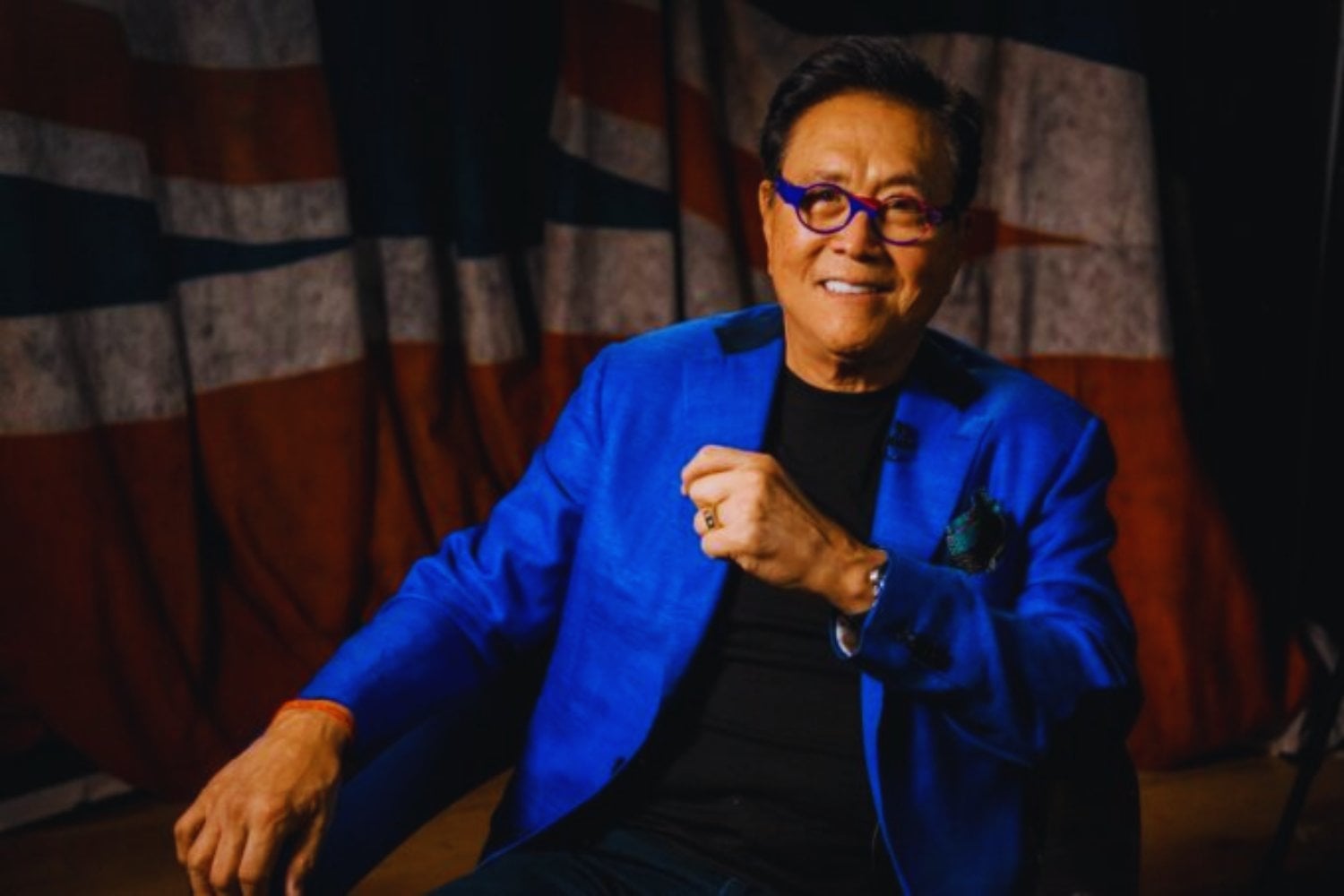 Kiyosaki alerta sobre guerra global y recomienda Bitcoin, oro y plata como refugio en 2025