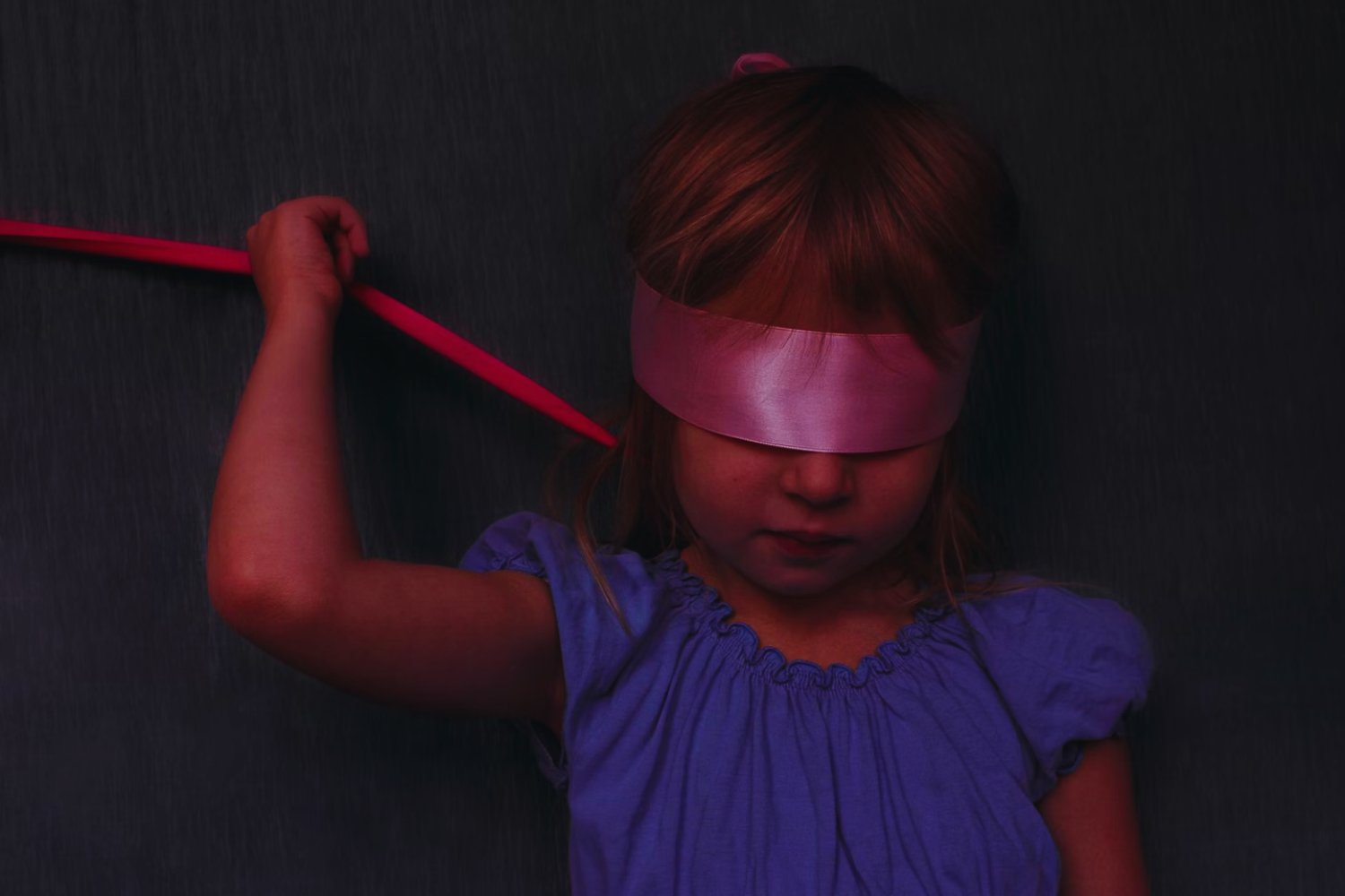 Lo que más marca a un niño no es el bullying: descubre el trauma silencioso que deja huellas profundas