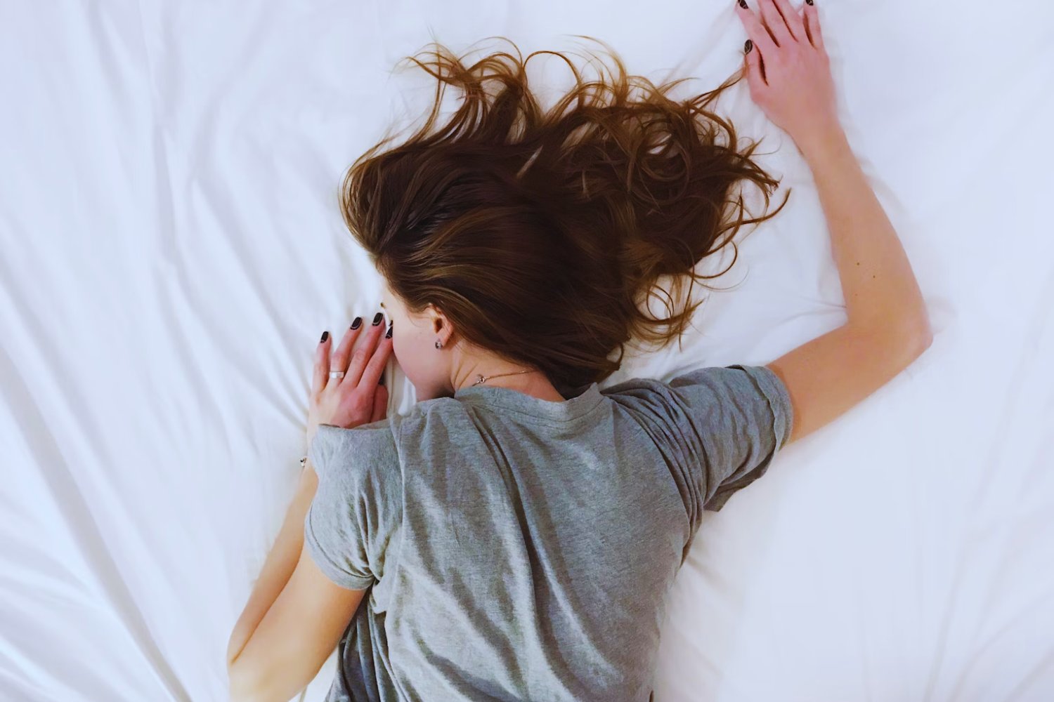 ¿Por qué saltamos justo antes de dormir? Lo que tu cuerpo intenta decirte sin que lo sepas