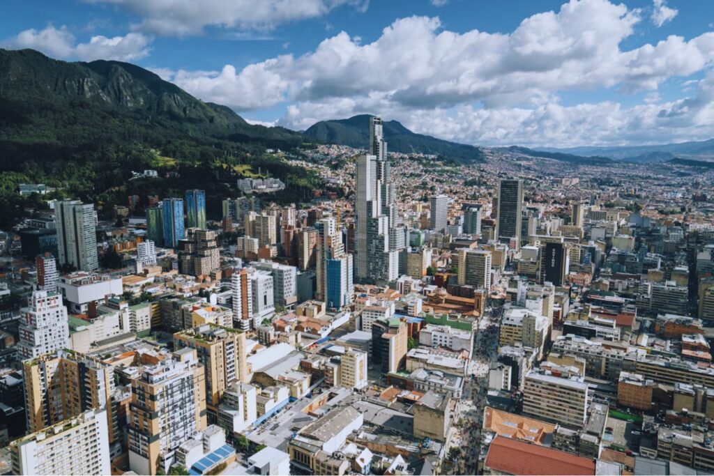 Ciudades al mando: CAF revela que el futuro fiscal y climático de América Latina empieza en los municipios
