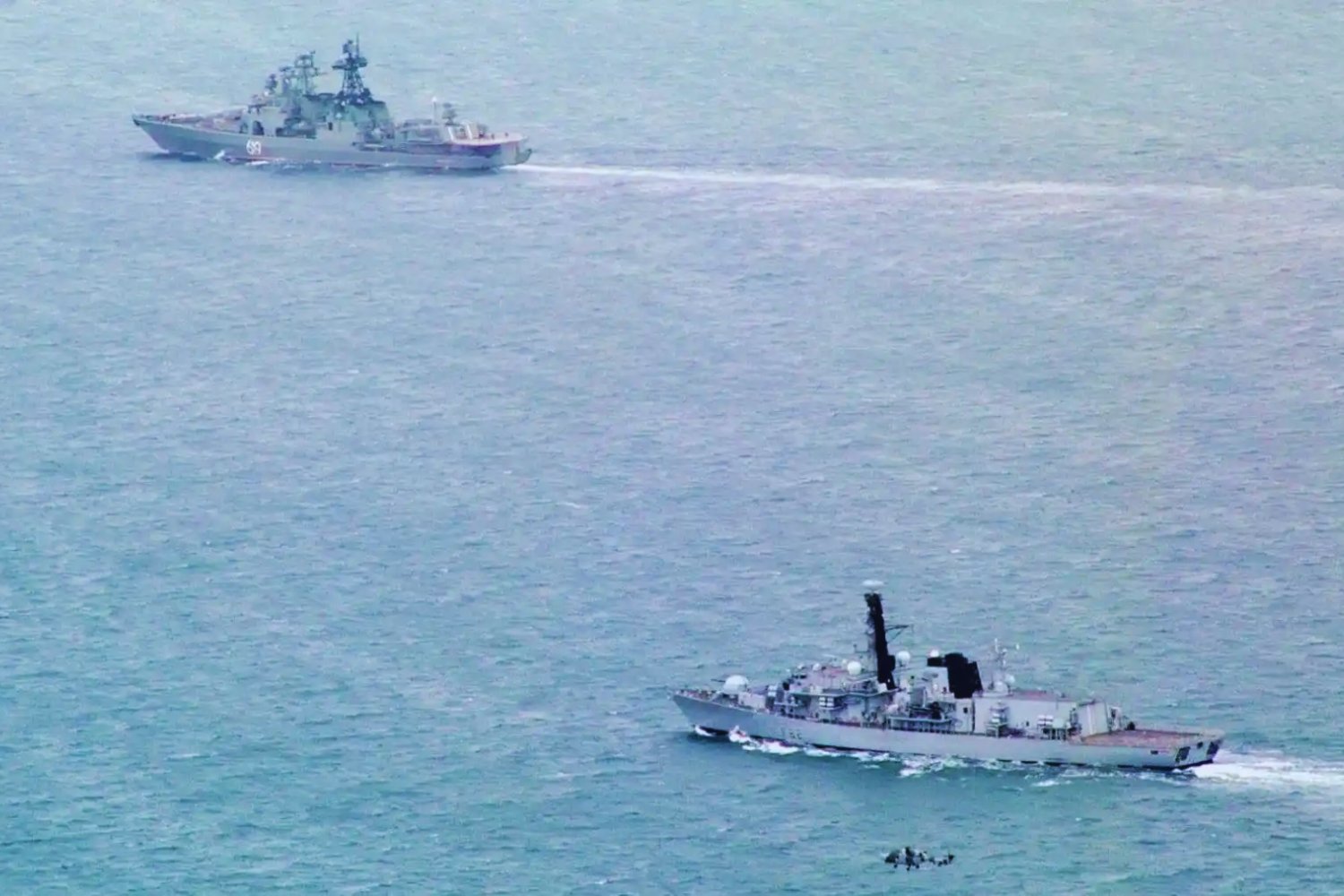 Submarino ruso en el Canal de la Mancha activa patrullaje de la Real Armada