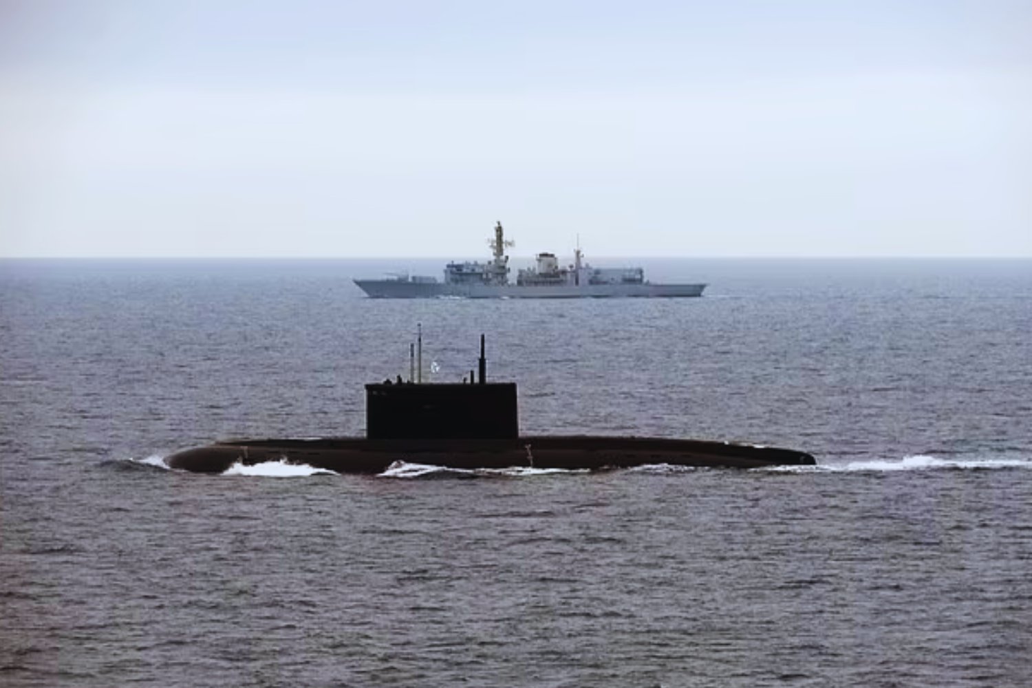 Submarino ruso en el Canal de la Mancha activa patrullaje de la Real Armada