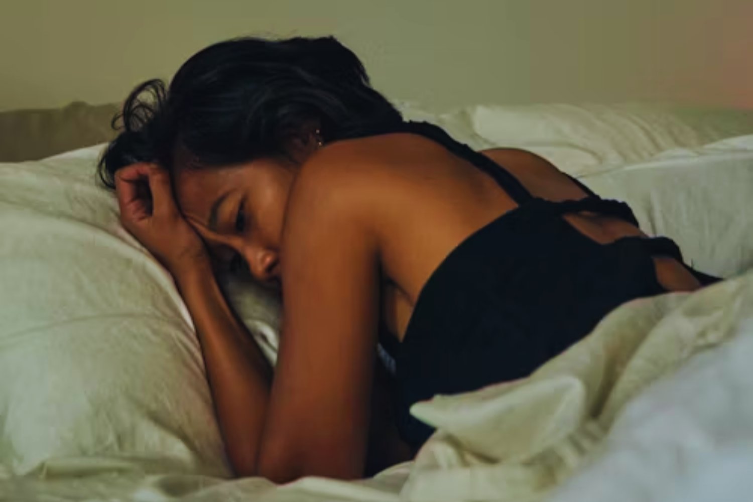 ¿Por qué saltamos justo antes de dormir? Lo que tu cuerpo intenta decirte sin que lo sepas