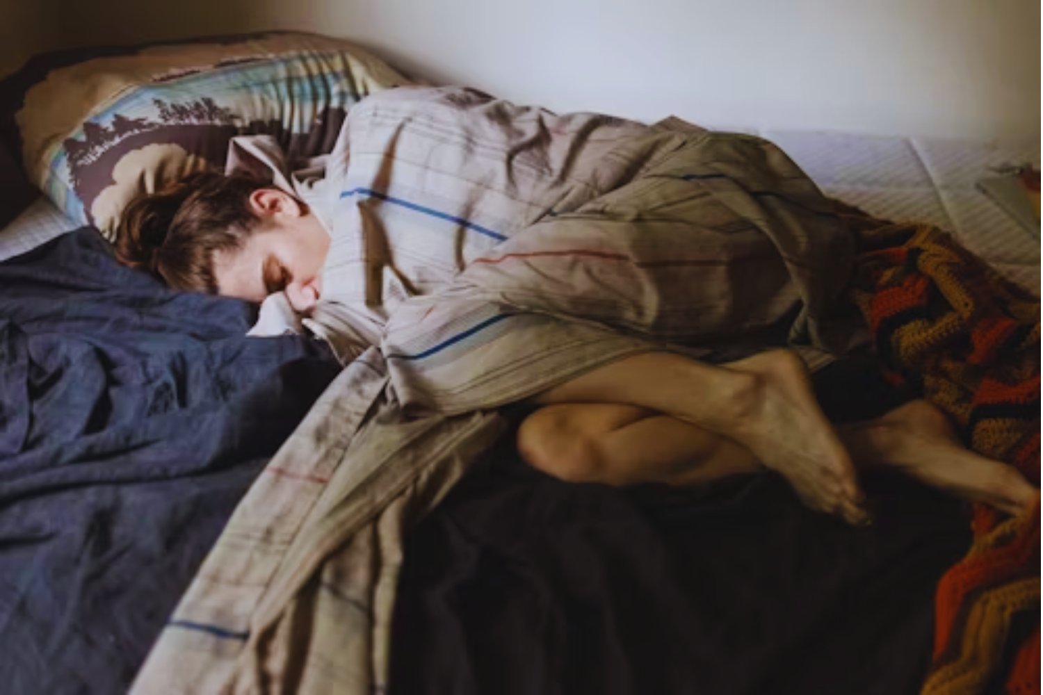 ¿Por qué saltamos justo antes de dormir? Lo que tu cuerpo intenta decirte sin que lo sepas