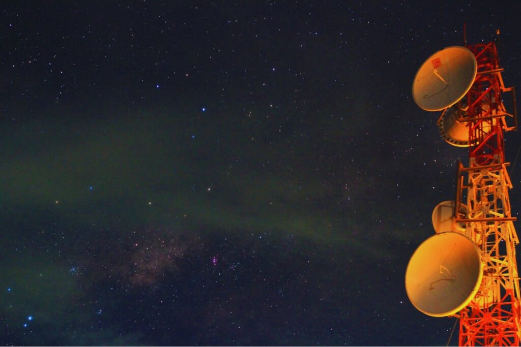 ¿Una señal de vida? El Telescopio James Webb detecta hielo en un sistema solar sorprendentemente parecido al nuestro