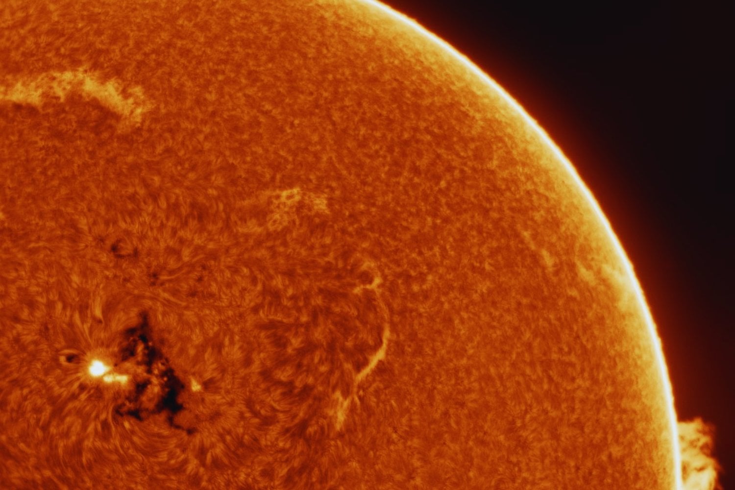 Una mancha solar gigante apunta a la Tierra, pero su extraño comportamiento desconcierta a los científicos