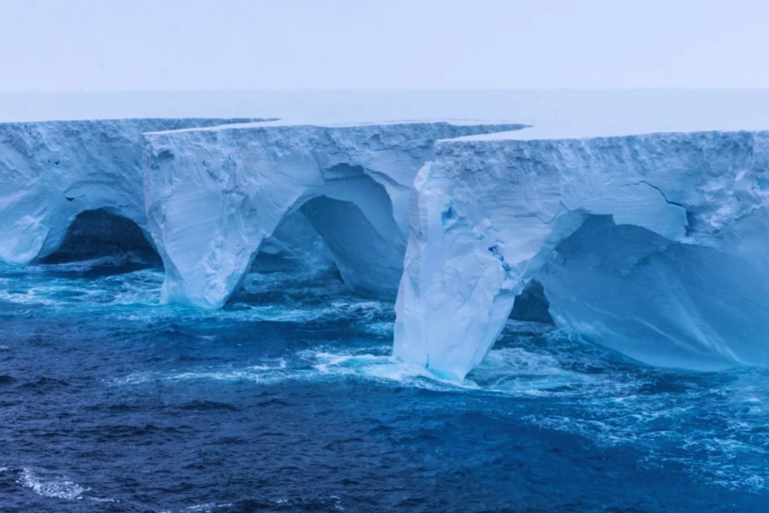 El coloso que se desintegra: el iceberg más grande del mundo se fragmenta y amenaza la vida en la Antártida