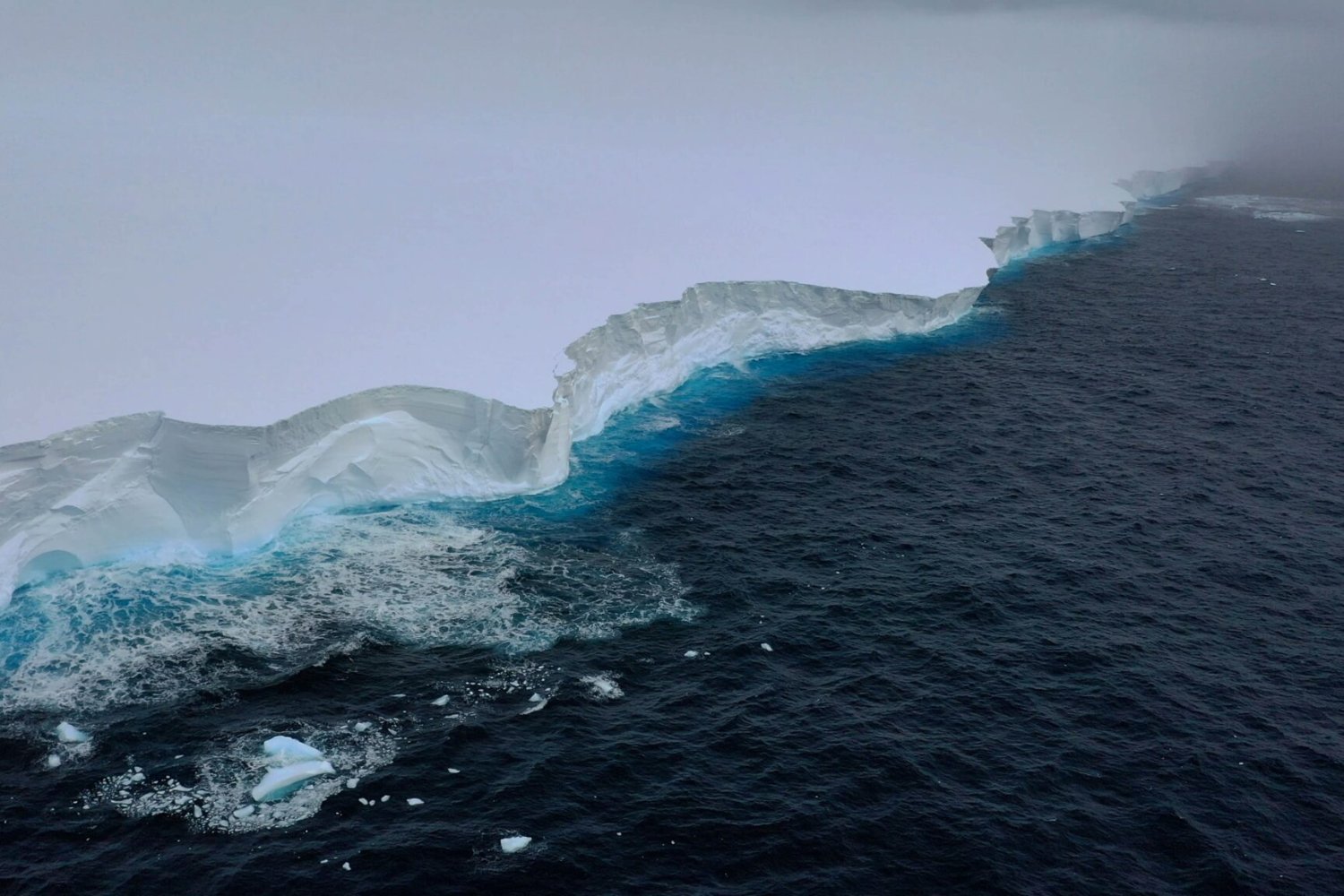 El coloso que se desintegra: el iceberg más grande del mundo se fragmenta y amenaza la vida en la Antártida