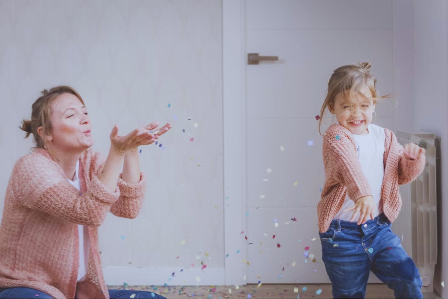 Si tu hijo tiene alta inteligencia emocional, probablemente te está imitando: los 7 hábitos que aprenden de ti sin que lo notes