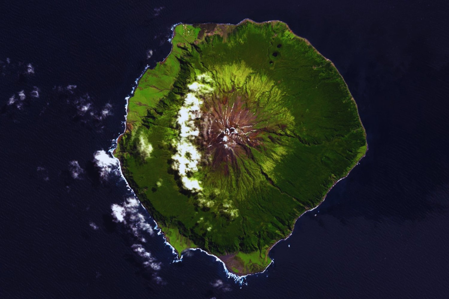 Un refugio perdido en el Atlántico: donde viven 200 personas, hay un volcán activo y el turismo no existe