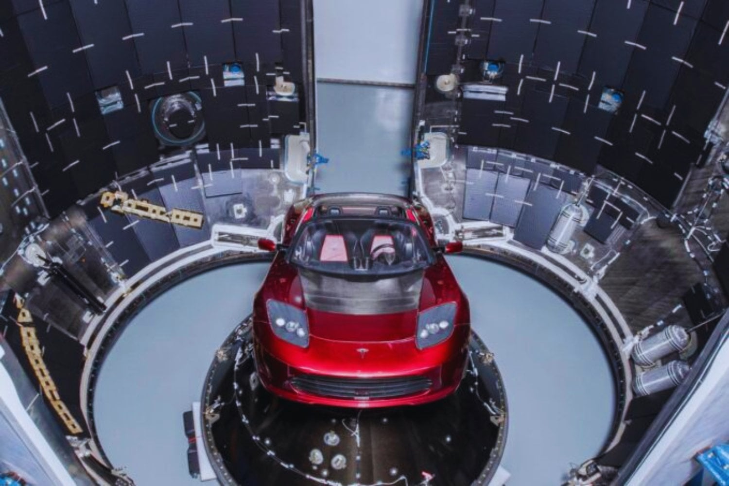 Confunden un asteroide con un objeto peligroso… y era el Tesla de Elon Musk flotando en el espacio