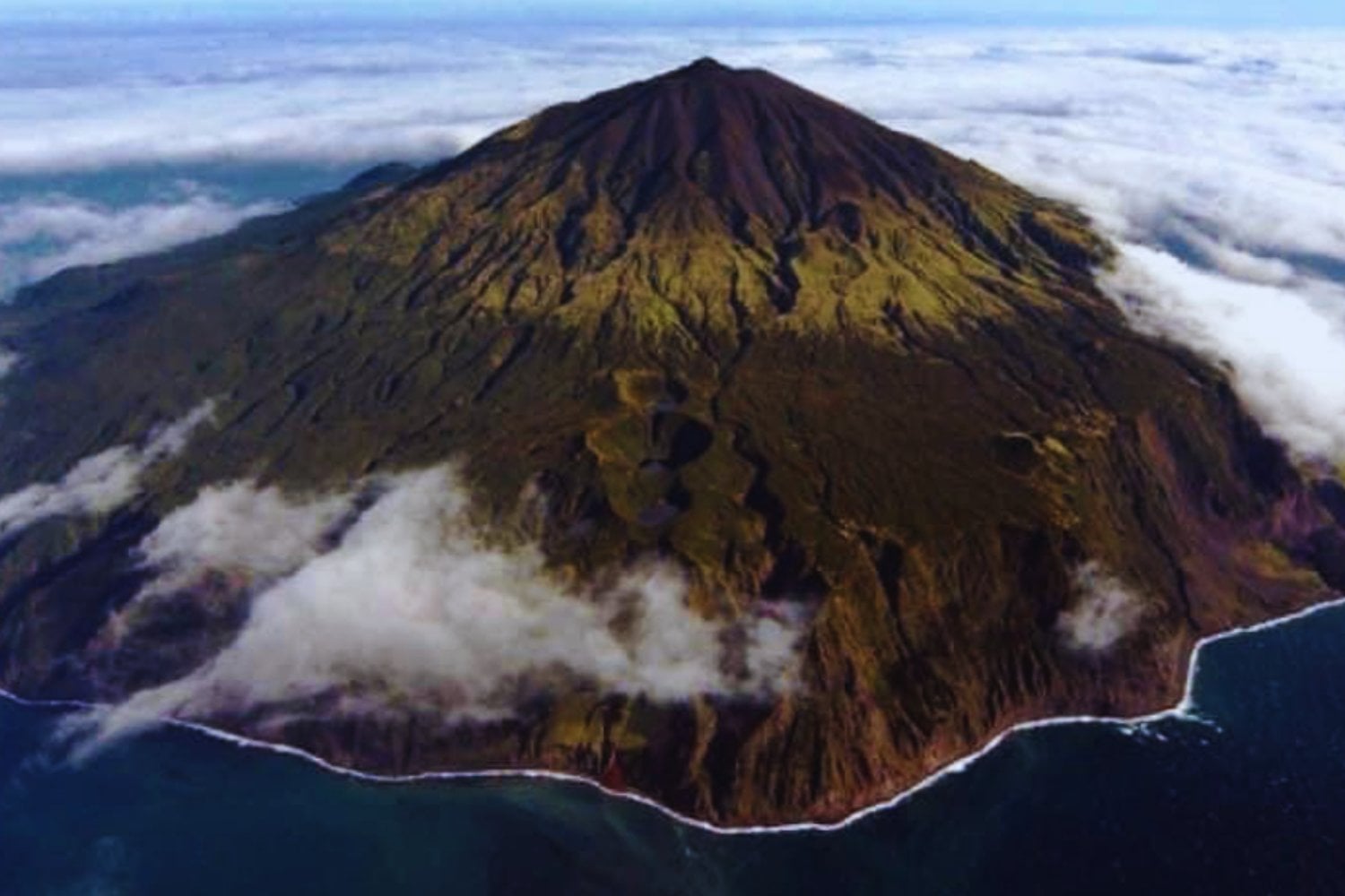 Un refugio perdido en el Atlántico: donde viven 200 personas, hay un volcán activo y el turismo no existe