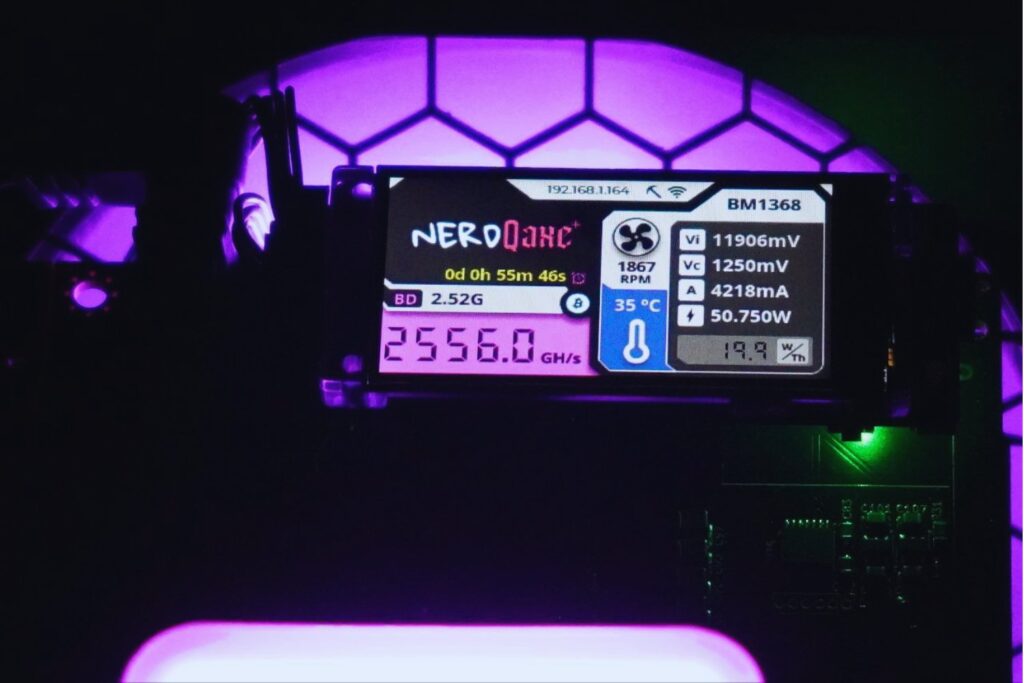 Anuncian el NerdQaxe+ Hydro: el mini ASIC de Bitcoin con refrigeración líquida y luces LED que desafía a los grandes mineros