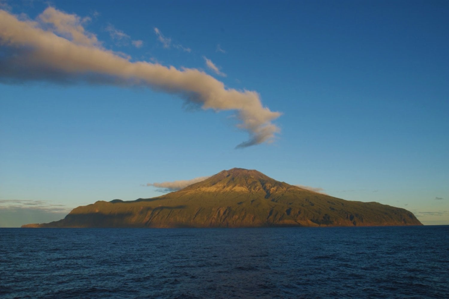 Un refugio perdido en el Atlántico: donde viven 200 personas, hay un volcán activo y el turismo no existe